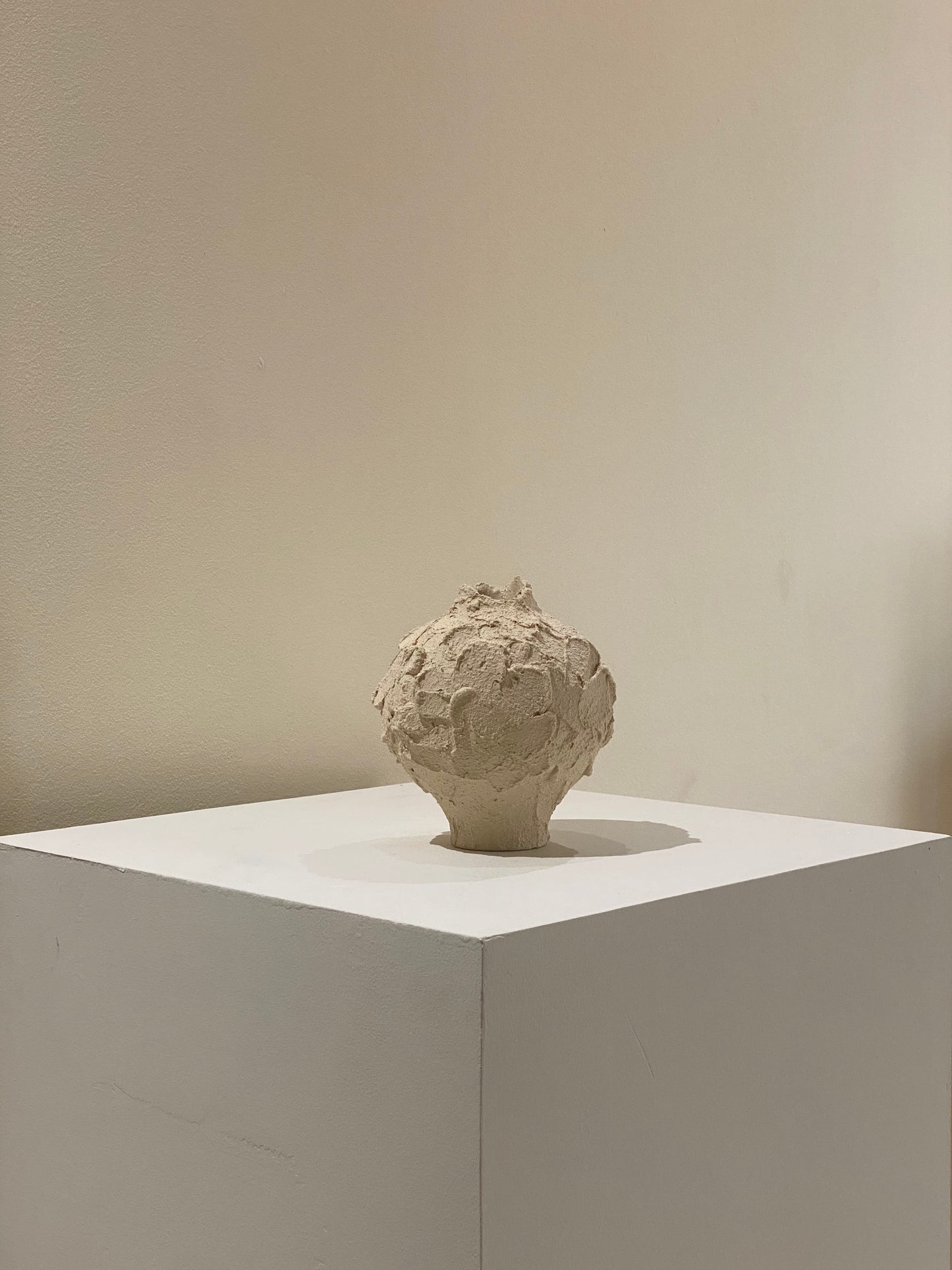 White vase BESHLAND