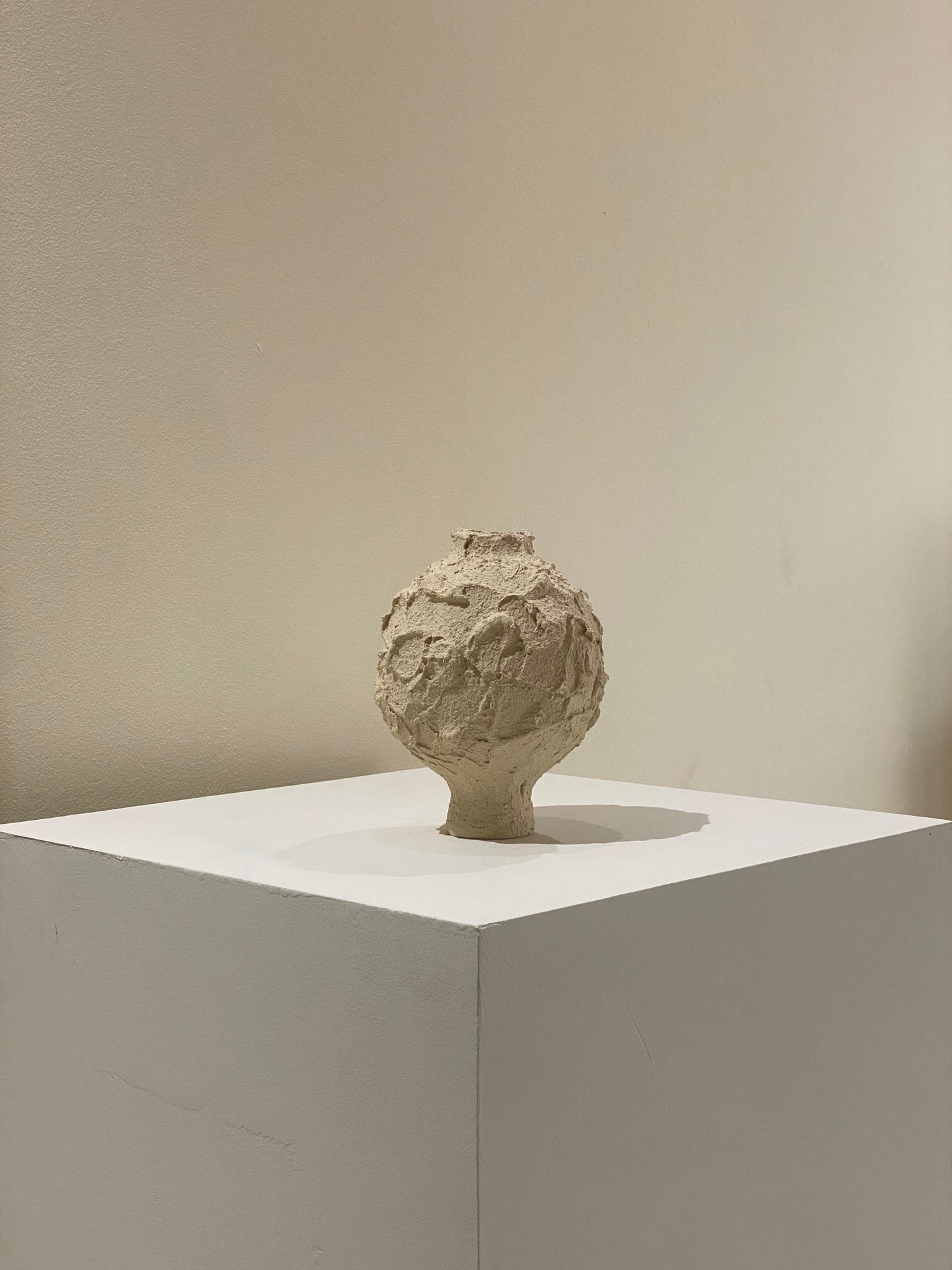 White vase BESHLAND