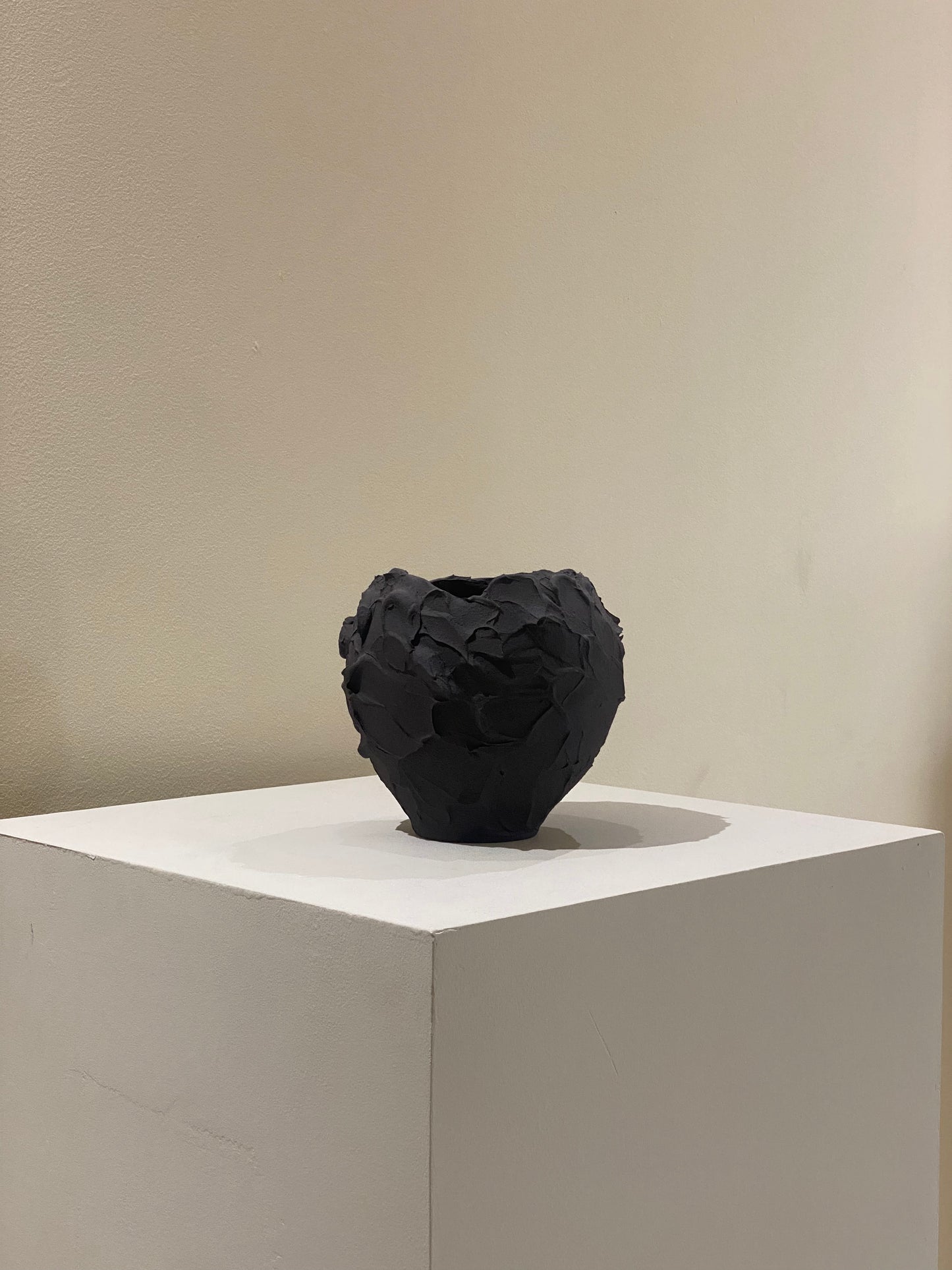 Black vase BESHLAND