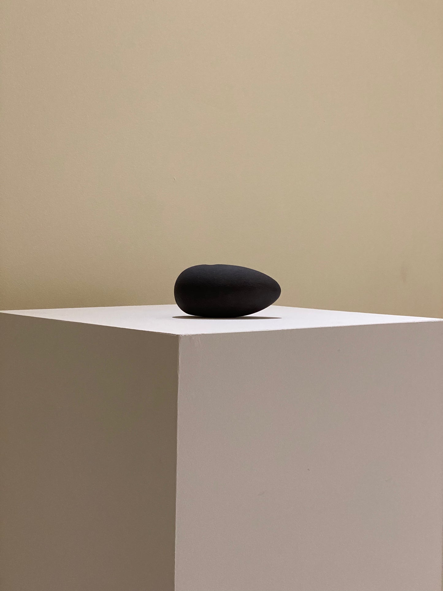 Sculptural vase Black BESHLAND