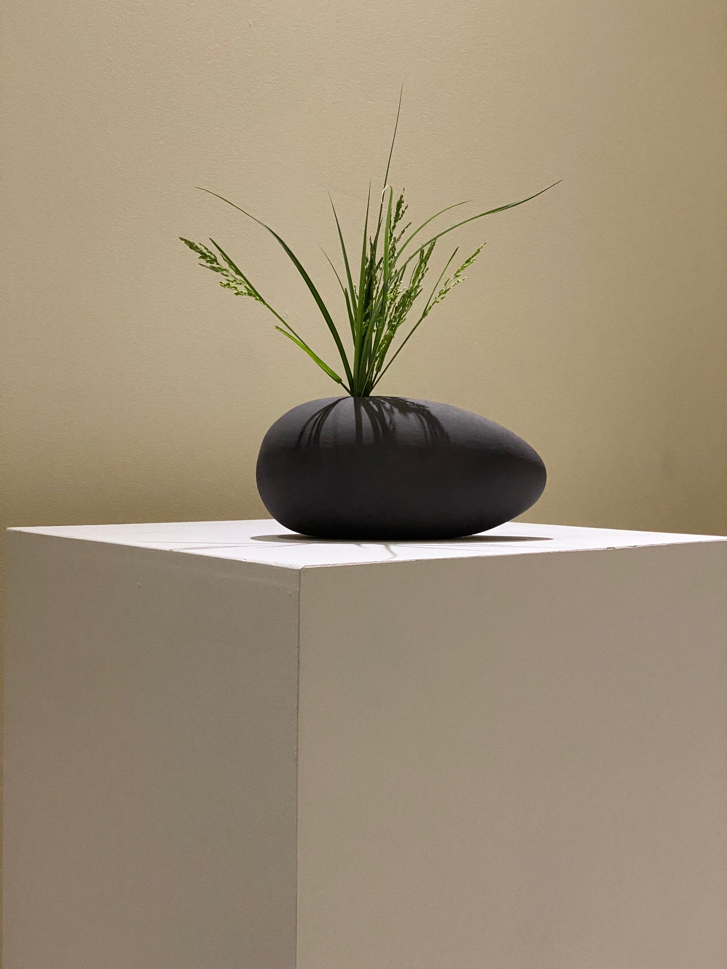 Sculptural vase Black BESHLAND
