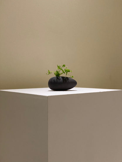 Sculptural vase Black BESHLAND